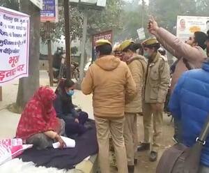 Pilibhit: भूख हड़ताल पर बैठी दुष्कर्म पीड़िता, Police पर लगाया ये गंभीर आरोप| ABPGanga 