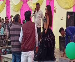 सामूहिक विवाह कार्यक्रम में लगे डांसरों के ठुमके, सोशल मीडिया पर वायरल वीडियो | ABP Ganga 