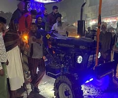 Farmer Protest: गाजीपुर बॉर्डर पर जमे हैं किसान, कड़ाके की ठंड में डांस करके बिताई रात