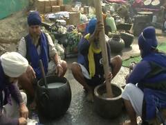 किसान आंदोलन के समर्थन में घोड़े और बाज के साथ सिंघु बॉर्डर पहुंचे निहंग सिख | Farmers Protest