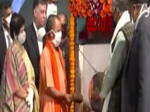 CM Yogi ने BSE में बेल बजाकर लॉन्च किया लखनऊ नगर निगम का बॉन्ड, देखें वीडियो