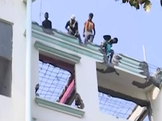 UP: MLA Vijay Mishra demolishes his 'illegal' property | Ghanti Bajao 