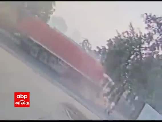 UP: આગ્રામાં કન્ટેનર સાથે કાર અથડાતા ત્રણનાં મોત, જુઓ CCTV