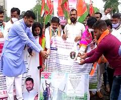 Farmers Issue | शेतकऱ्यांच्या प्रश्नावर विरोधकांचं मुंबईच्या हुतात्मा चौकात आंदोलन