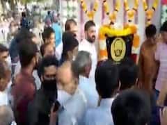 મંત્રી જયેશ રાદડિયા અને કોગ્રેસના ધારાસભ્ય લલિત વસોયાની હાજરીમાં સોશિયલ ડિસ્ટન્સિંગના ધજાગરા