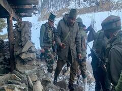 જમ્મુ કાશ્મીરમાં જવાનોને મળી સફળતા, બે પાકિસ્તાની આતંકીઓને માર્યા ઠાર, એકને જીવતો પકડ્યો