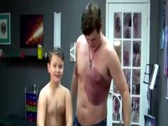 30 घंटे दर्द सहकर पिता ने बेटे के लिए बनवाया टैटू, जानिए पूरी कहानी