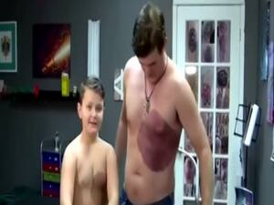 30 घंटे दर्द सहकर पिता ने बेटे के लिए बनवाया टैटू, जानिए पूरी कहानी