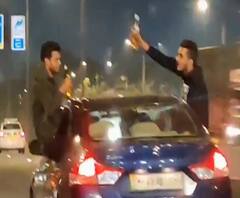 धावत्या कारच्या खिडकीत बसून दारु पितानाचा व्हिडीओ व्हायरल, मुंबई पोलिसांची तीन तरुणांवर कारवाई