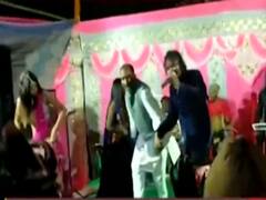 मंच पर मर्यादा भूले मंत्रीजी, Dancers के साथ मंत्री ने लगाए ठुमके 