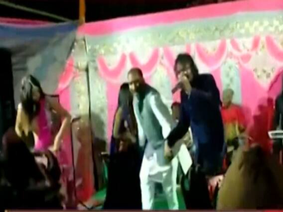 मंच पर मर्यादा भूले मंत्रीजी, Dancers के साथ मंत्री ने लगाए ठुमके 