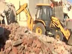 રાજકોટમાં ઉમિયા ચોક પાસે રોડ ખુલ્લો કરવા મકાનો તોડી પડાયા