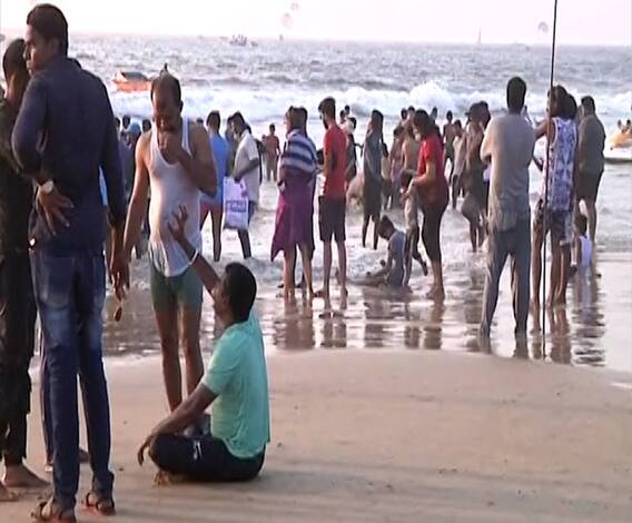 New Year Celebration | गोव्याचे समुद्रकिनारे पर्यटकांनी फुलले; मास्क, सोशल डिस्टन्सिंगचे तीनतेरा