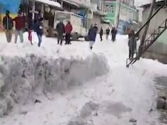 જમ્મુ કાશ્મીરમાં ભારે હિમવર્ષા, ચારેય તરફ છવાઇ બરફની ચાદર