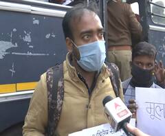 बेसिक शिक्षा मंत्री के घर के बाहर प्रदर्शन