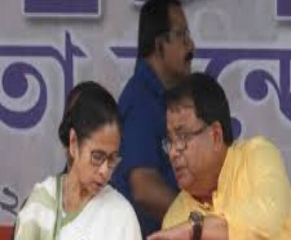 এক ডজন গল্প: উদয়ন গুহের ফেসবুক পোস্ট ঘিরে ফের বিতর্ক, নাম না করে রবীন্দ্রনাথ ঘোষকে খোঁচা