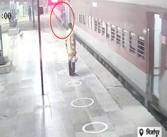 चलती ट्रेन में चढ़ने की कोशिश में था शख्स, तभी हो गया कुछ ऐसा | Purab Pashchim | ABP Ganga 