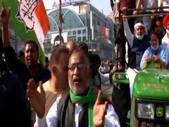 Bharat Bandh: Raipur में झंडा, बैनर लेकर Tractor पर निकले कांग्रेस के विधायक, किया बंद का समर्थन