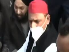 Farmers Protest: कार्यकर्ताओं को रोके जाने पर अखिलेश यादव धरने पर बैठे, पुलिस ने हिरासत में लिया