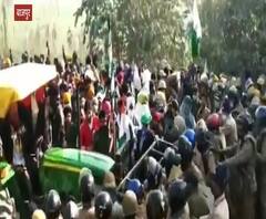 Bajpur: दिल्ली जाने पर अड़े किसान में पुलिस से भिड़े, लगाया जाम | Farmers Protest | abp Ganga 