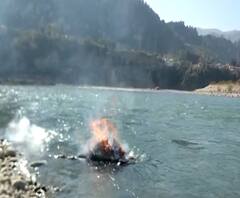 नदी में बह गई जलती चिता, जानिए कैसे हुआ ये हादसा ? | Badi Khabar | abp Ganga 