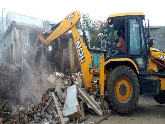 MP: नशा कारोबारी की अवैध संपत्ति पर चला बुलडोजर