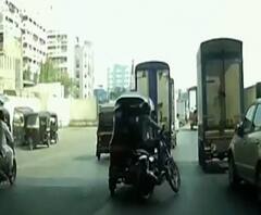 कट मारल्याच्या वादातून रिक्षावाल्याने बाईकस्वाराला उडवलं, मुंबई पोलिसांकडून मुजोर रिक्षाचालक ताब्यात