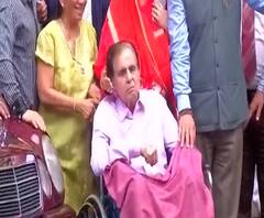 Dilip Kumar | दिलीप कुमार थकले, त्यांच्यासाठी प्रार्थना करा : पत्नी सायरा बानो