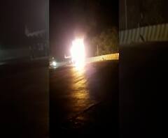 मुंबई पुणे द्रुतगती महामार्गावर तेलाच्या टॅंकरला आग, बोरघाटातील अमृतांजन पुलाजवळील घटना