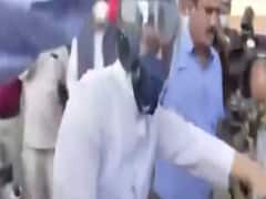 Breaking News : GHMC Polls : Asaduddin Owaisi पहुंचे वोट डालने 