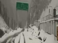 Ladakh Traffic Police team helps in traffic movement after snowfall