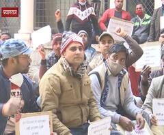 बेसिक शिक्षा कार्यालय पर आठवें दिन भी जारी है दिव्यांगों का धरना, सरकार पर ये गंभीर आरोप | ABP Ganga 