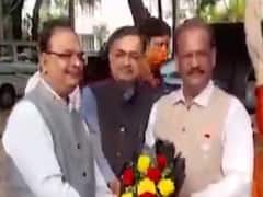 વડોદરામાં ભાજપના આ નેતાએ જન્મદિવસની ઉજવણી કરી ઉડાવ્યા સોશિયલ ડિસ્ટન્સના ધજાગરા