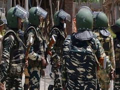 CRPF काफिले पर आतंकी हमला, एक जवान समेत दो लोग घायल