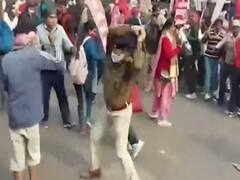 किसान और केंद्र की बातचीत से पहले पटना में हंगामा... प्रदर्शनकारियों पर पुलिस ने किया लाठीचार्ज