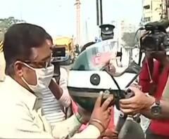 Majherhat Bridge: হেলমেট না পরে বাইক চালালে দেওয়া হচ্ছে 'আজব শাস্তি', দেখুন