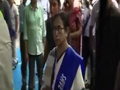 WB: ममता सरकार की मुश्किलें बढ़ीं, मंत्री राजीव बनर्जी ने कामकाज के तरीके पर उठाए थे सवाल