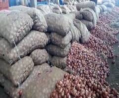 Onion prices | कांद्याच्या दरात घसरण, कांदा निर्यातबंदीमुळे भाव गडगडले; शेतकरी अडचणीत