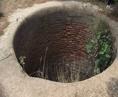 आगरा में है शराब का 'कुआं', जानिए क्यों यहां के चक्कर काट रही पुलिस | Poorab Pashchim 