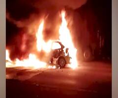 Yamuna Expressway पर कार में लगी आग, पांच लोग जिंदा जले, देखें वीडियो