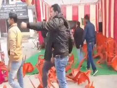 NDA और UPA के बीच जुबानी जंग, शरद पवार से मिले किसान नेता