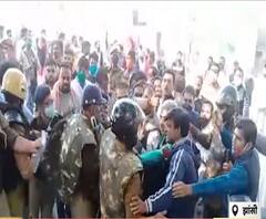 जब UP Police के साथ ही भिड़ गए BJP नेता, देखें वीडियो | Purab Pashchim 