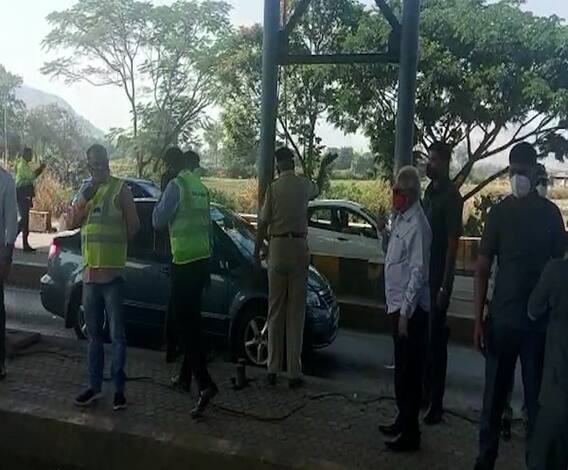 Nashik Chagan Bhujbal |वाहतूक कोंडी झाल्याने भुजबळांनी स्वतः विना टोल गाड्या सोडून दिल्या |ABP Majha