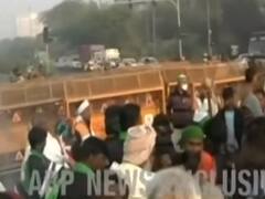 Delhi-Noida Expressway बंद, Chilla Border से होकर जा रहीं गाड़ियां | Farm Bill Protest