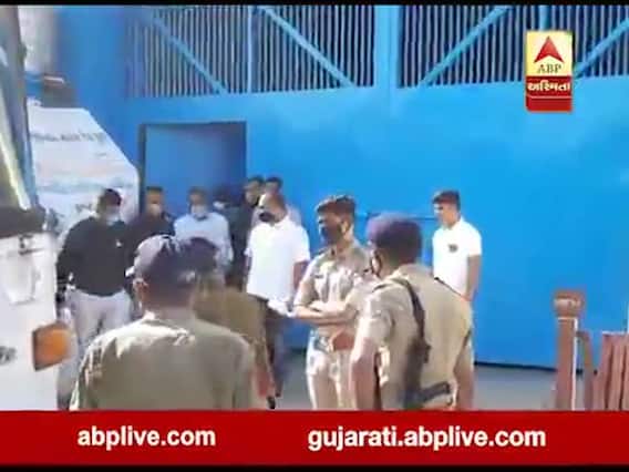 સુરત જેલમાંથી બહાર આવેલો નારાયણ સાંઇ પોલીસના ડબ્બામાં બેઠા પછી શું કરતો હતો?