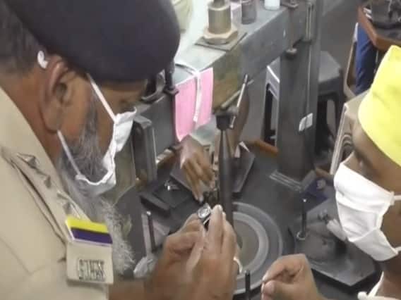 सूरत की जेल में प्रशासन दे रहा है कैदियों को रोजगार 