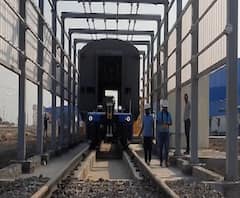 लातूरमध्ये बनला पहिला रेल्वे कोच, उद्दिष्ट वेळेत पूर्ण; देवेंद्र फडणवीस यांची प्रतिक्रिया