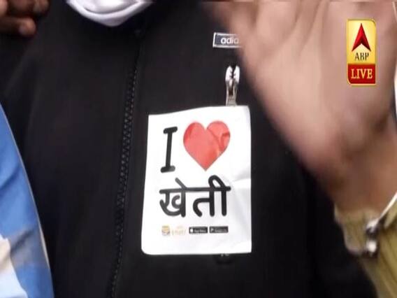 किसान आंदोलन की रोचक तस्वीरें, कपड़ों पर 'I Love Kheti' और 'Proud Farmer' के स्टीकर लगा कर प्रदर्शन