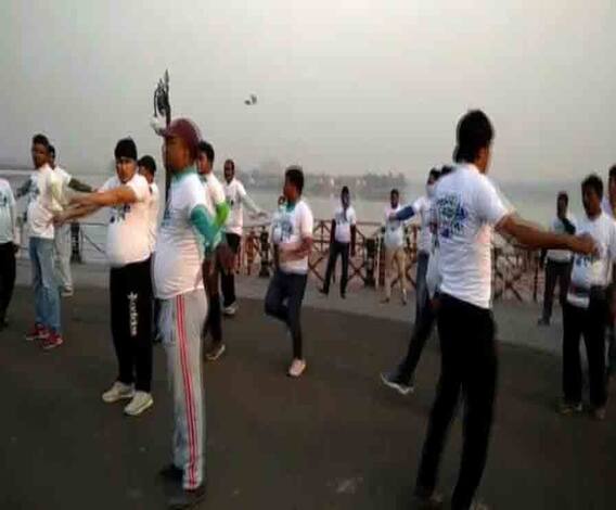 BJP vs TMC: ইকো পার্কে ফের বিজেপি-তৃণমূল টক্কর, দিলীপ ঘোষের পাল্টা প্রাতর্ভ্রমণে তৃণমূল যুব কর্মীরা