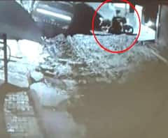 जान पर भारी निगम की लापरवाही, CCTV में कैद हुआ हादसा